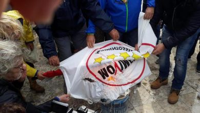 Melendugno: manifestazione No Tap contro il gasdotto. Bruciate foto dei politici e simboli del M5S
