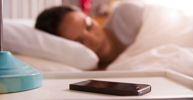Una ricerca rivela: le notifiche notturne dei cellulari possano provocare danni seri alla salute